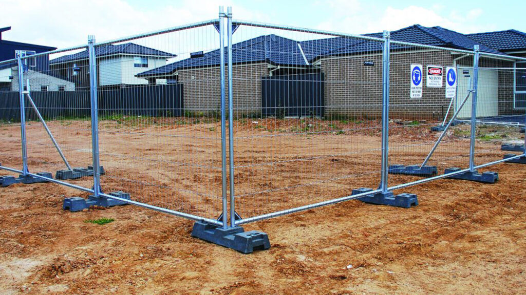 3000 temp fencing with gray polybloks
