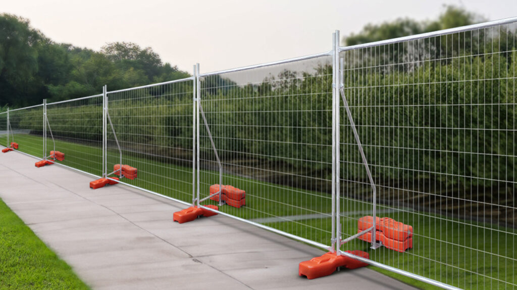 Fencing behind a walkway